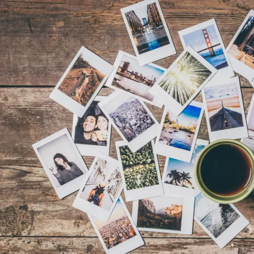 Des photographies instantanées posées sur une table.